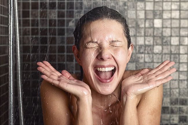Consejos para mantener el pelo sano: No usar agua caliente.