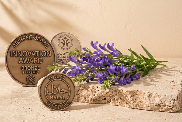 Baicapil™ cuenta con el Premio a la Innovación ABIHPEC-Brasil (3.º Puesto / Bronce) que premia su eficacia científica para reactivar las células madre del folículo piloso, frenar la caída y recuperar densidad capilar.                                                                    Sello Oficial COSMOS Approved: Certificación internacional que acredita una producción basada en biotecnología verde y sostenible, con extractos botánicos puros (Scutellaria baicalensis, germinados de soja y trigo) libres de tr