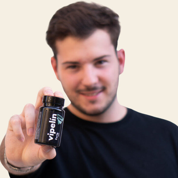 Vipelín Forte frena la caída de tu cabello con el uso diario. 