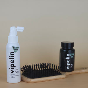 Vitaminas Vipelín Forte para hombre junto a la loción Vipelín y un cepillo para tu cuidado diario. 