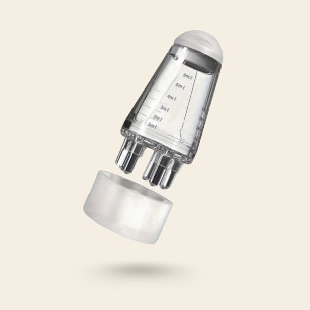 Aplicador ergonómico para el mantenimiento del cuero cabelludo, perfecto para mejorar la aplicación de loción Vipelín en tu ritual de cuidado capilar y fomentar un aspecto saludable y vital en tu cabello.