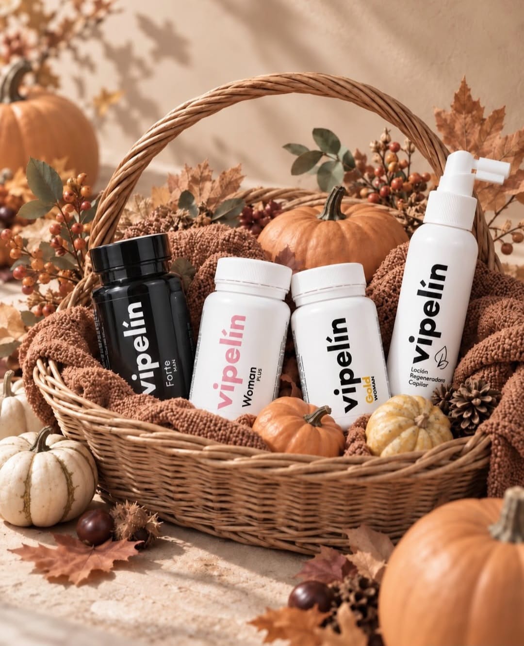 Gama completa de tratamientos anticaída y cuidado capilar de vipelín en un bodegón otoñal decorado con calabazas. Incluye vipelín forte man, vipelín woman plus, vipelín gold woman y vipelín loción regeneradora, soluciones formuladas con ciencia botánica para frenar la caída del cabello y recuperar la densidad capilar en hombres y mujeres.   