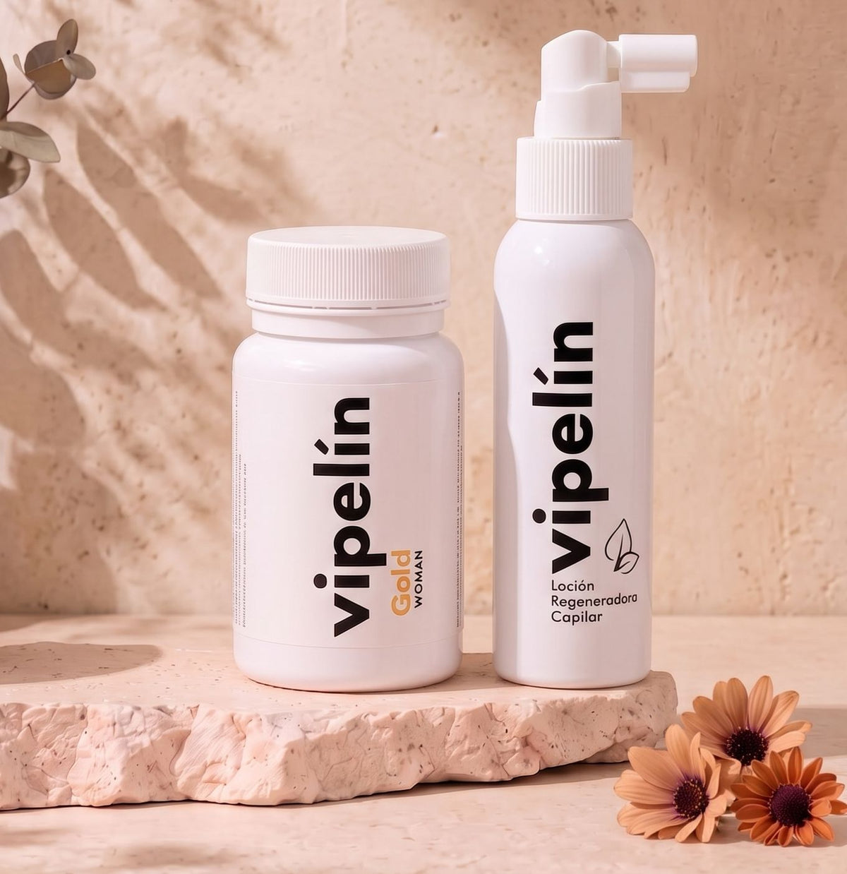 Tratamiento anticaída y antiedad para mujer con vipelín gold woman en cápsulas y vipelín loción regeneradora capilar junto a flores naturales. Combinación integral diseñada para frenar la pérdida de densidad, revitalizar el cuero cabelludo y estimular el folículo capilar desde el interior y el exterior, aportando fuerza, volumen y brillo al cabello maduro. 